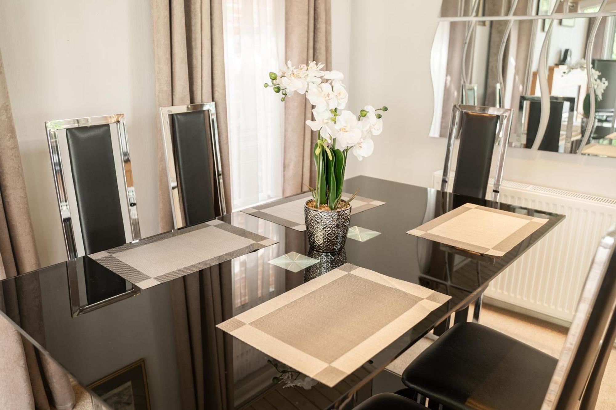Recently Updated Near Centre - For Up To 6 Holiday home *